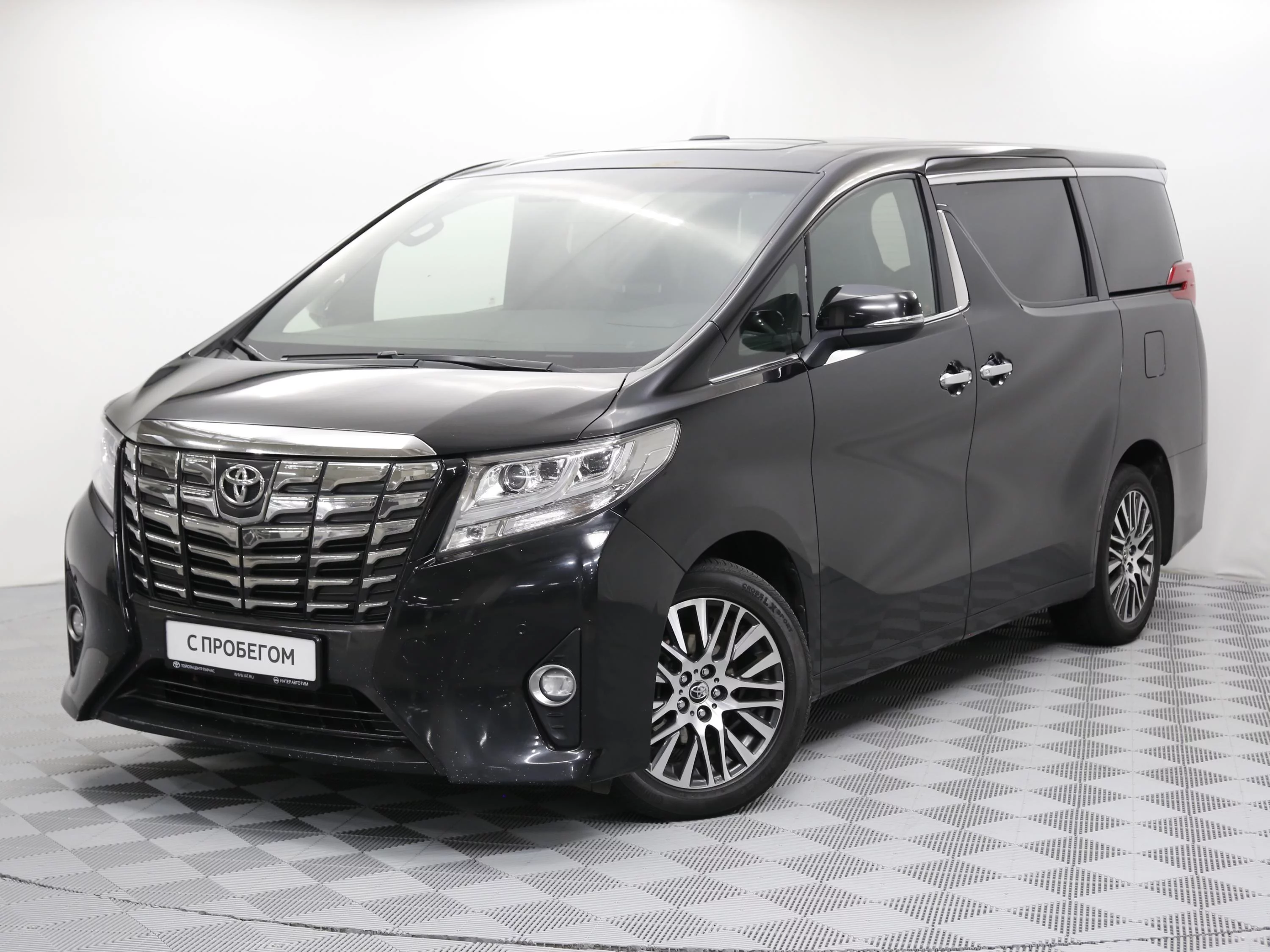 Тойота альфард 2017. Toyota Alphard 3 поколение. Тойота альфард 2017 багажник.