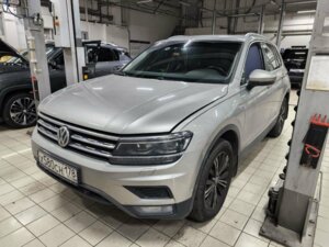 Volkswagen Tiguan 2017 2.0 AMT (220 л.с.) 4WD Highline c пробегом - фото 1