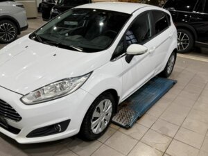 Ford Fiesta 2016 1.6 AMT (120 л.с.) Titanium c пробегом - фото 1