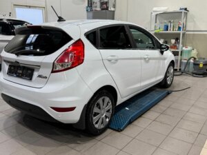 Ford Fiesta 2016 1.6 AMT (120 л.с.) Titanium c пробегом - фото 2