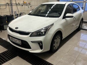 Kia Rio 2017 1.6 AT (123 л.с.) Premium c пробегом - фото 1