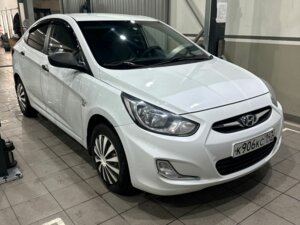 Hyundai Solaris 2013 1.6 AT (123 л.с.) Family c пробегом - фото 1