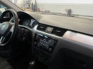 Skoda Rapid 2015 1.6 AT (110 л.с.) Ambition c пробегом - фото 3