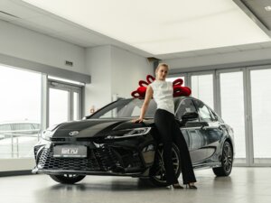 Новый Toyota Camry 2025 2.0hyb CVT (197 л.с.) Sport PLUS  - фото 1